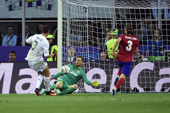 Ronaldo xé áo ăn mừng sau bàn quyết định đem về cúp Champions League thứ 11 cho Real Madrid - Ảnh 7.