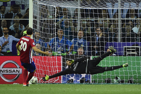 Ronaldo xé áo ăn mừng sau bàn quyết định đem về cúp Champions League thứ 11 cho Real Madrid - Ảnh 11.