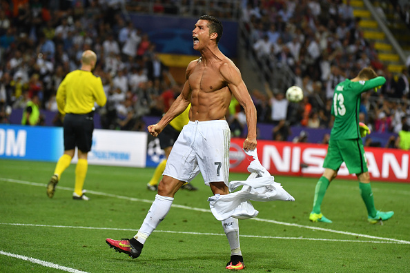Ronaldo xé áo ăn mừng sau bàn quyết định đem về cúp Champions League thứ 11 cho Real Madrid - Ảnh 3.