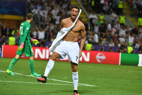 Ronaldo xé áo ăn mừng sau bàn quyết định đem về cúp Champions League thứ 11 cho Real Madrid - Ảnh 4.
