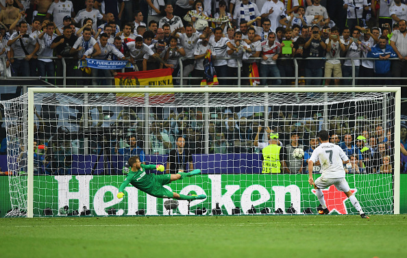 Ronaldo xé áo ăn mừng sau bàn quyết định đem về cúp Champions League thứ 11 cho Real Madrid - Ảnh 2.