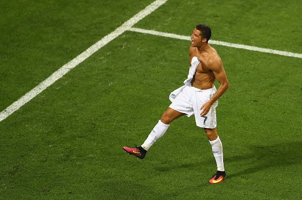 Màn thoát y của Ronaldo khiến Adidas cáu tiết - Ảnh 4.