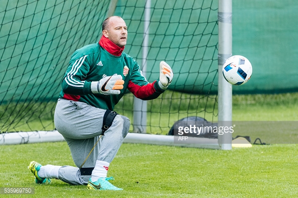 Bí ẩn đằng sau chiếc quần thi đấu xấu xí và lỗi mốt của thủ môn Gabor Kiraly - Ảnh 5.