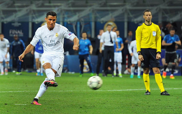 Màn thoát y của Ronaldo khiến Adidas cáu tiết - Ảnh 2.