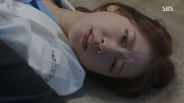 “Doctors”: Park Shin Hye bị kẻ lạ tấn công bất thình lình tại bệnh viện - Ảnh 6.