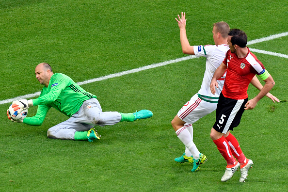 Bí ẩn đằng sau chiếc quần thi đấu xấu xí và lỗi mốt của thủ môn Gabor Kiraly - Ảnh 2.