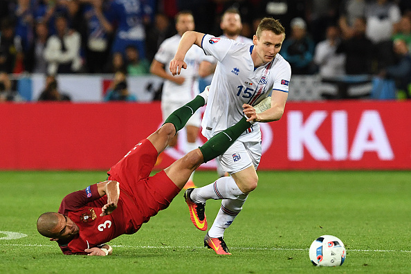 Pepe thoát thẻ dù tung chưởng vào cầu thủ Iceland - Ảnh 2.