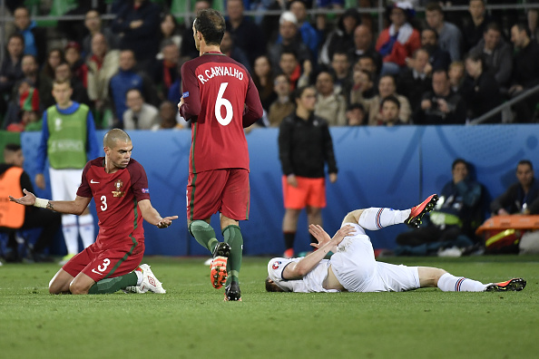 Pepe thoát thẻ dù tung chưởng vào cầu thủ Iceland - Ảnh 3.
