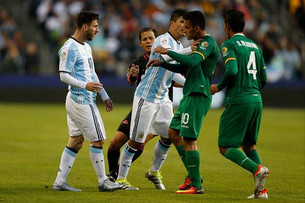 Messi bị tố cố tình làm nhục cầu thủ Bolivia - Ảnh 2.