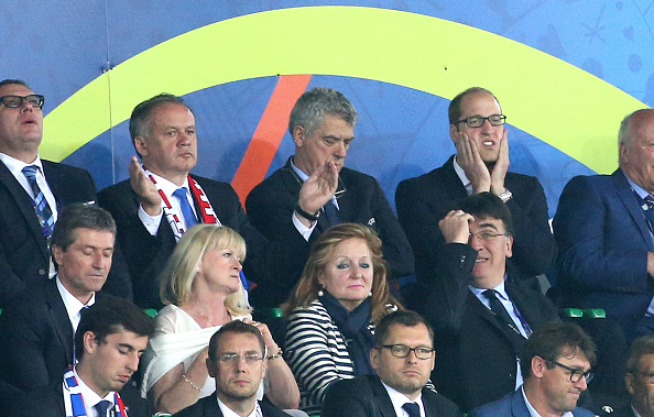 Phó chủ tịch UEFA ngủ gục cạnh Hoàng tử Anh khi xem màn trình diễn của Tam sư - Ảnh 2.