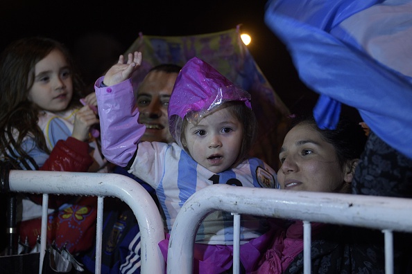 Fan đội mưa khóc lóc, đăng biểu ngữ cầu xin Messi đừng rời đội tuyển - Ảnh 4.