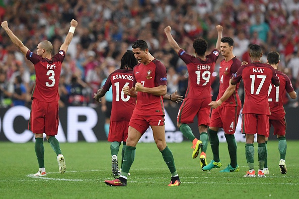 Ronaldo né fan cuồng lao tới nhanh như điện xẹt - Ảnh 6.