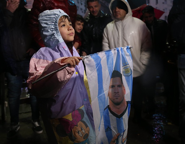 Fan Argentina tiếp tục đội mưa cầu xin Messi hủy quyết định giã từ đội tuyển - Ảnh 7.