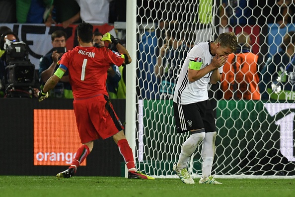 Quyết định cực dị trước loạt sút penalty khiến trọng tài tròn mắt của Bastian Schweinsteiger - Ảnh 3.
