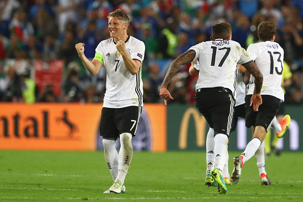 Quyết định cực dị trước loạt sút penalty khiến trọng tài tròn mắt của Bastian Schweinsteiger - Ảnh 4.