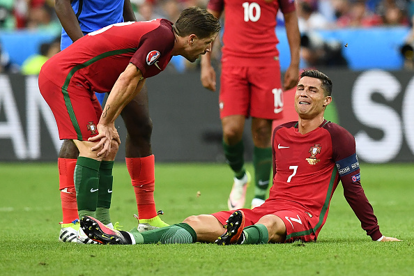 X&uacute;c động khoảnh khắc Ronaldo &ograve;a kh&oacute;c v&igrave; d&iacute;nh chấn thương hiểm ngh&egrave;o - Ảnh 3.