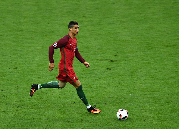 X&uacute;c động khoảnh khắc Ronaldo &ograve;a kh&oacute;c v&igrave; d&iacute;nh chấn thương hiểm ngh&egrave;o - Ảnh 4.