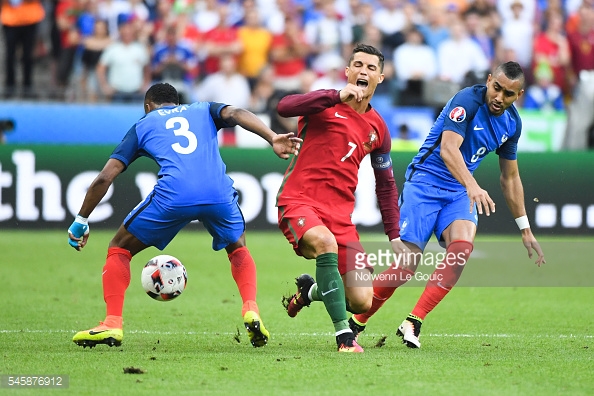 X&uacute;c động khoảnh khắc Ronaldo &ograve;a kh&oacute;c v&igrave; d&iacute;nh chấn thương hiểm ngh&egrave;o - Ảnh 2.