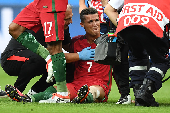 X&uacute;c động khoảnh khắc Ronaldo &ograve;a kh&oacute;c v&igrave; d&iacute;nh chấn thương hiểm ngh&egrave;o - Ảnh 5.