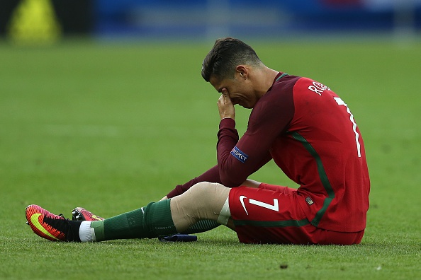 X&uacute;c động khoảnh khắc Ronaldo &ograve;a kh&oacute;c v&igrave; d&iacute;nh chấn thương hiểm ngh&egrave;o - Ảnh 6.