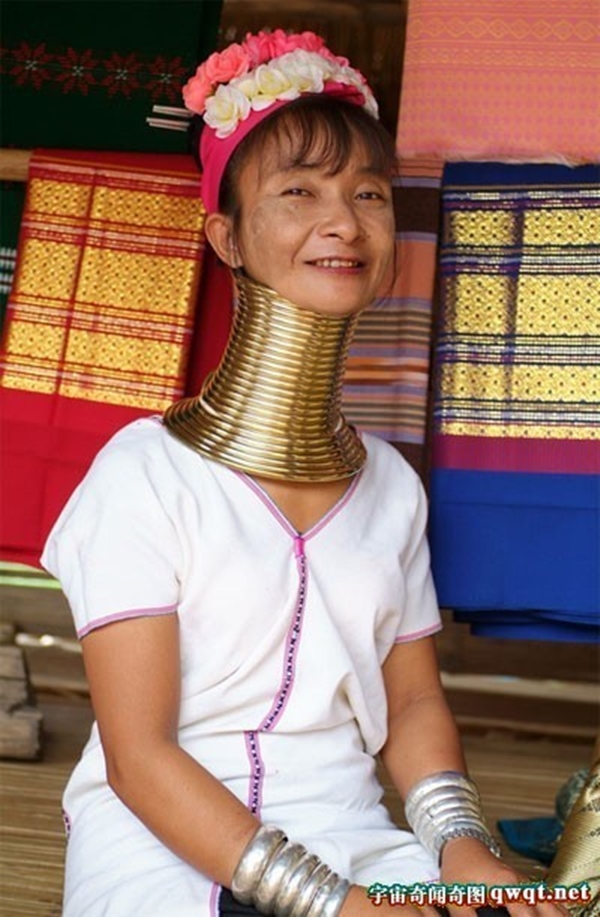 Gặp gỡ những mỹ nhân cổ dài ở Thái Lan - Ảnh 7.