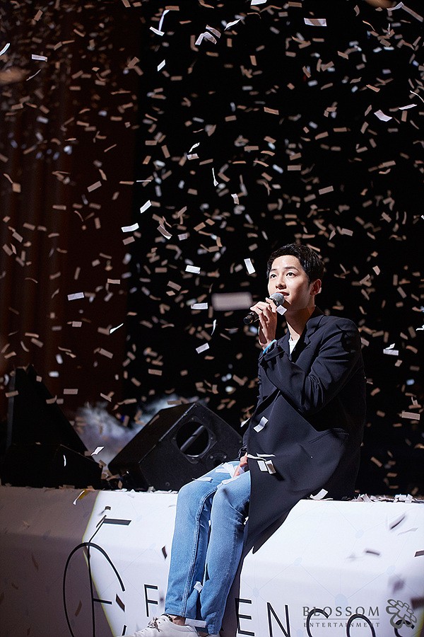 Clip: Lee Kwang Soo tặng hoa Song Joong Ki khiến hơn 4.000 fan hò hét điên đảo - Ảnh 6.