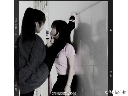 Tỏ t&igrave;nh đối phương với phương ph&aacute;p kabe-don bằng... ch&acirc;n, bạn đ&atilde; thử chưa? - Ảnh 2.