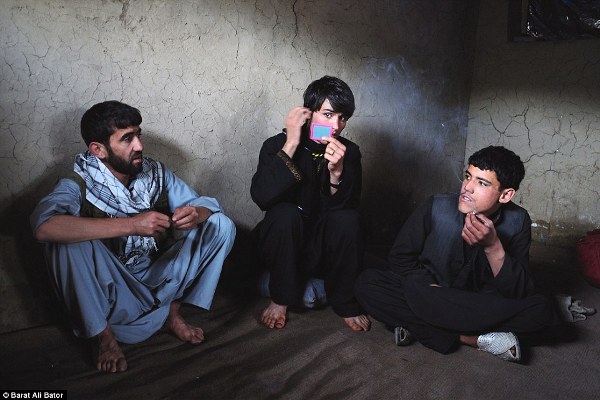 Cuộc đời đắng cay của những cậu bé mặc váy mua vui tại Afghanistan - Ảnh 6.