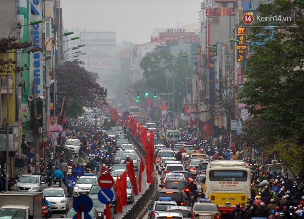 Ra đường Hà Nội những ngày này, không ai là không phát rồ - Ảnh 5.