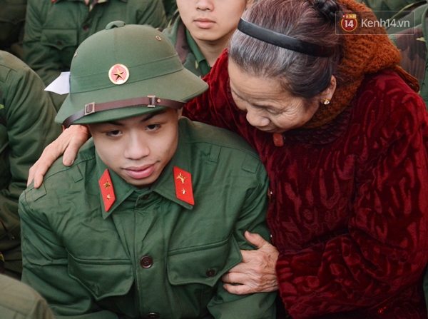 Hà Nội: Những hình ảnh xúc động trong buổi giao nhận quân 2016 - Ảnh 6.