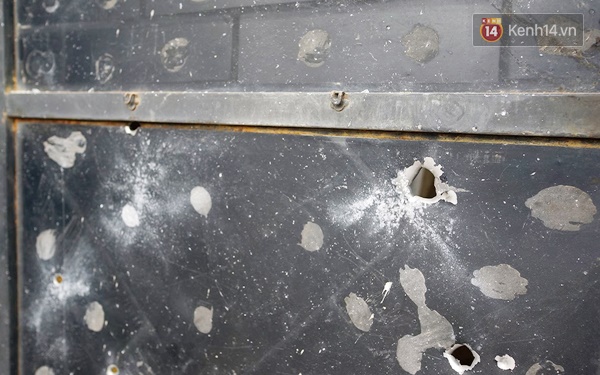 Nhiều vết thủng trên cửa sắt, tường bê tông tại vụ nổ ở Hà Đông - Ảnh 6.