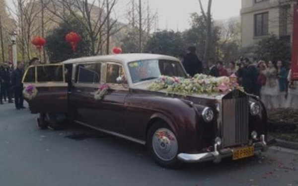 Ngã ngửa với đám cưới sang trọng toàn xe siêu sang Rolls-Royce nhái - Ảnh 5.