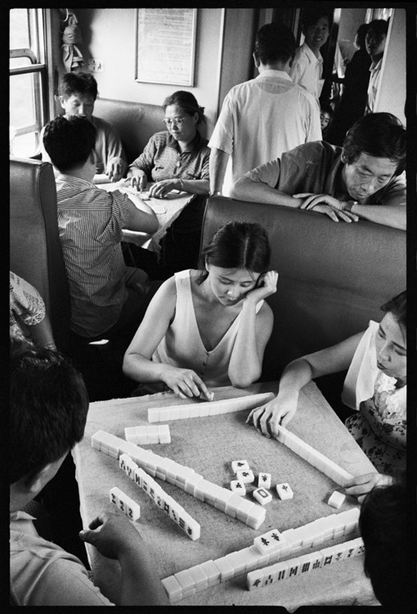 Chùm ảnh: Cuộc sống muôn màu trong bộ ảnh đen trắng trên những chuyến tàu xưa - Ảnh 10.