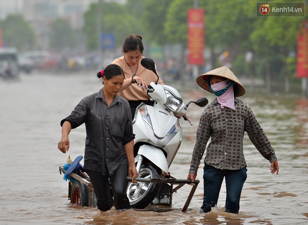 Chùm ảnh: Tắc đường kinh hoàng sau mưa, giao thông trên đường Phạm Hùng tê liệt - Ảnh 16.