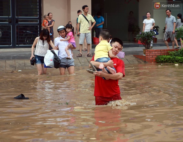 Clip: Cảnh ngập lụt kinh hoàng ở Hà Nội sau trận mưa lớn kéo dài - Ảnh 17.