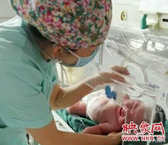 Gương mặt chi ch&iacute;t vết thương v&igrave; c&ocirc;n tr&ugrave;ng cắn của đứa trẻ bị bỏ rơi dưới gầm cầu - Ảnh 6.