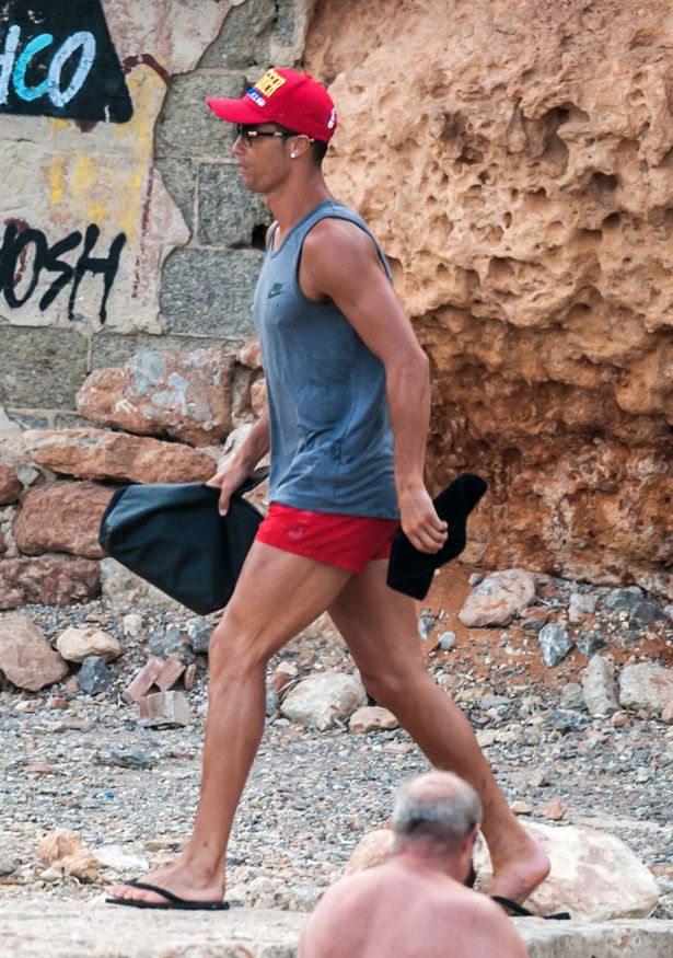 B&oacute;ng hồng b&iacute; ẩn thư gi&atilde;n tr&ecirc;n du thuyền của Ronaldo - Ảnh 6.