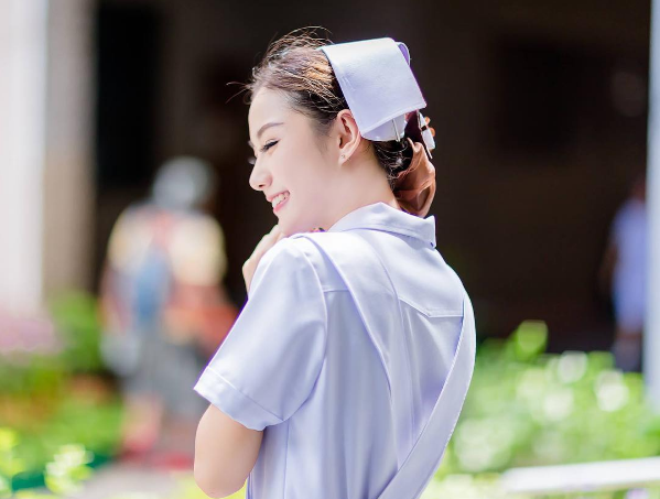Đây chính là nữ y tá xinh đẹp và nổi tiếng nhất Thái Lan! - Ảnh 3.
