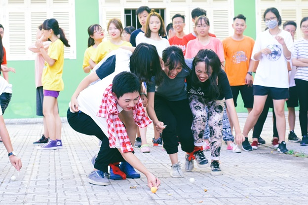 HS truờng THPT Nguyễn Huệ đang tất bật cho ng&agrave;y hội ch&agrave;o đ&oacute;n t&acirc;n học sinh Inspiration Day 2016 - Ảnh 6.