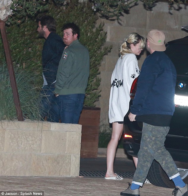 Miley Cyrus đã trở lại hình ảnh Hannah Montana với mái tóc dài nữ tính - Ảnh 6.