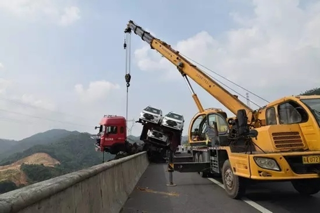 Container chở đầy &ocirc; t&ocirc; mắc kẹt giữa kh&ocirc;ng trung v&igrave; tr&oacute;t lao v&agrave;o r&agrave;o chắn b&ecirc;n đường - Ảnh 9.