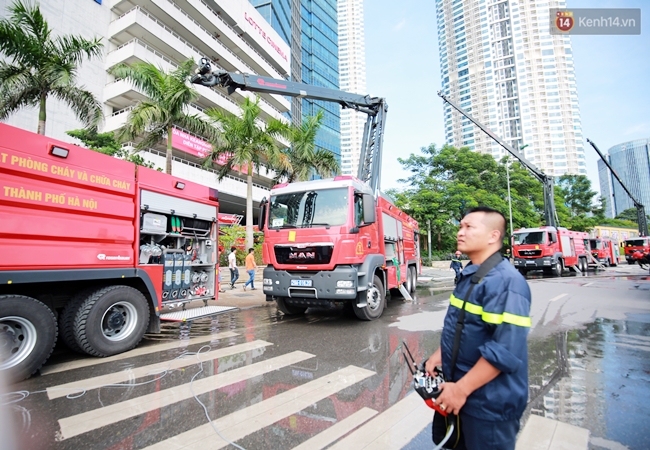 Xem cảnh sát chữa cháy, cứu nạn tại tòa nhà cao nhất Việt Nam - Ảnh 6.