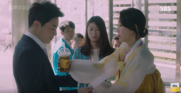 “Jealousy Incarnate”: Gong Hyo Jin thay mặt Jo Jung Suk mà uống cả bàn rượu - Ảnh 7.