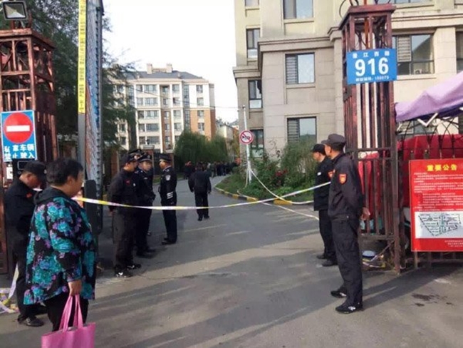 Trung Quốc: Nổ khu dân cư, 3 người bắn từ tầng 14 xuống đất chết thảm - Ảnh 7.