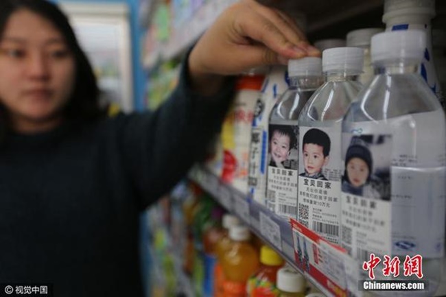 Thông điệp đầy ý nghĩa trên những chai nước khoáng in hình trẻ em bị mất tích ở Trung Quốc - Ảnh 3.