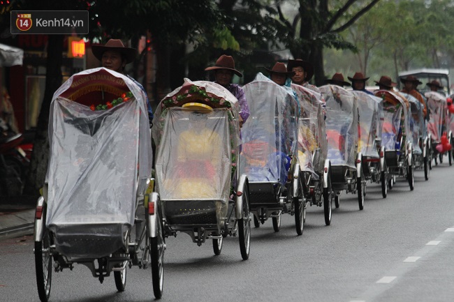Lãng mạn đám cưới tập thể dưới mưa của các cặp đôi công nhân nghèo ở Đà Nẵng - Ảnh 3.