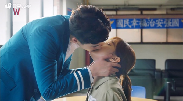 Đêm Giáng Sinh, cùng ngắm 10 nụ hôn của màn ảnh Hàn năm 2016 từng khiến bạn rung rinh - Ảnh 9.