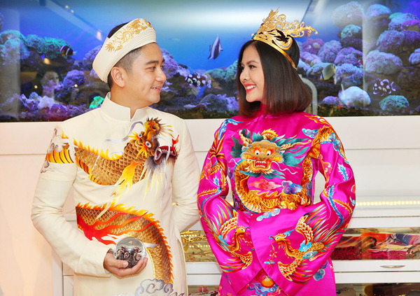 Vân Trang chơi trội khi chọn Hoàng bào làm trang phục cưới - Ảnh 2.
