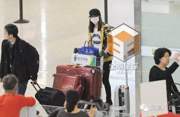 L&acirc;m T&acirc;m Như bụng bầu một m&igrave;nh b&ecirc; v&aacute;c h&agrave;nh l&yacute;, Hoắc Kiến Hoa kh&ocirc;ng đeo nhẫn cưới sau 2 th&aacute;ng kết h&ocirc;n - Ảnh 2.