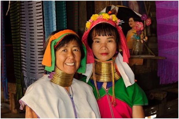 Gặp gỡ những mỹ nhân cổ dài ở Thái Lan - Ảnh 3.